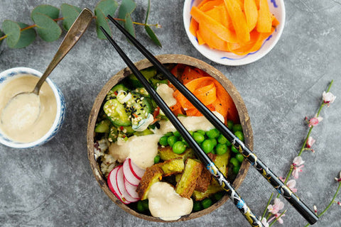 Poke Bowl mit Blitz Kimchi und gebratenem Mini-Brokkoli