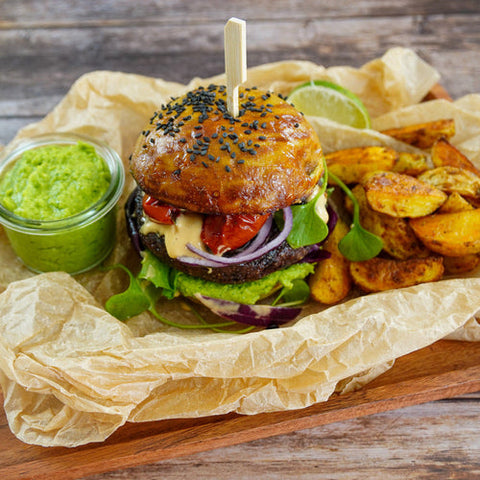 Schwarzer Reis Burger mit Dinkel-Burger-Brötchen